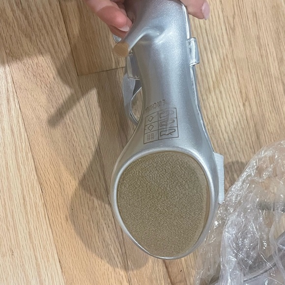 Brand New - Never Worn Silver Heels ✨Belize De Blossom Collection *Size 6 1/2 - Picture 7 of 9